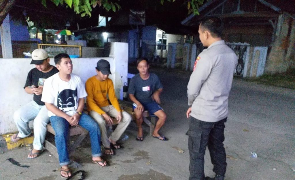 Anggota Polsek Tirtajaya memberikan imbauan kamtibmas