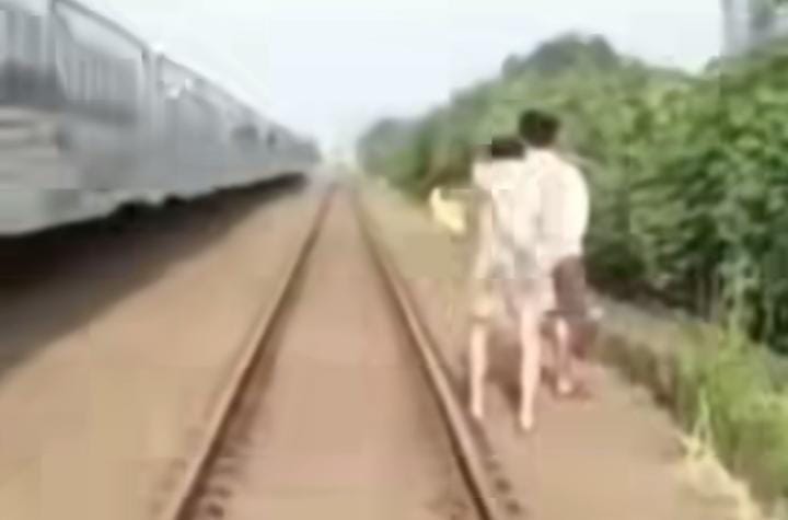 Remaja lempari kereta api dengan batu