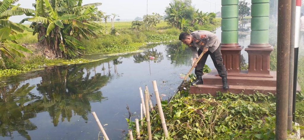 Kapolsek Cibuaya bersihkan sampah